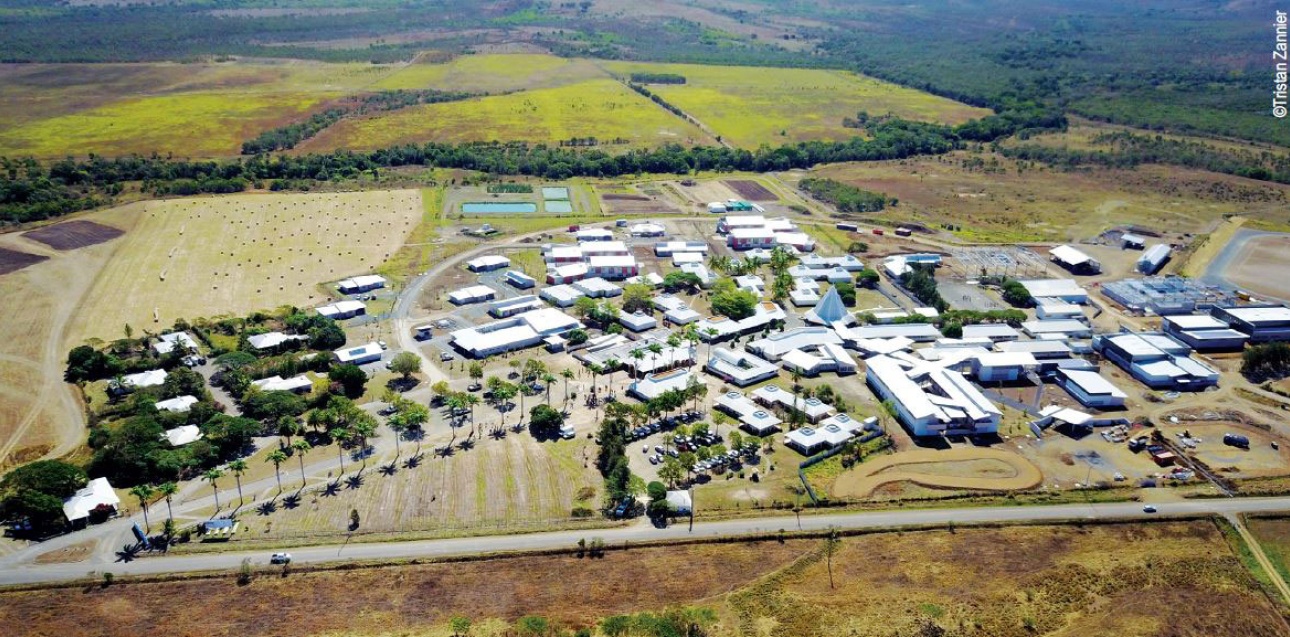 Vue aerienne Lycée Michel Rocard Pwëbuu (Pouembout)